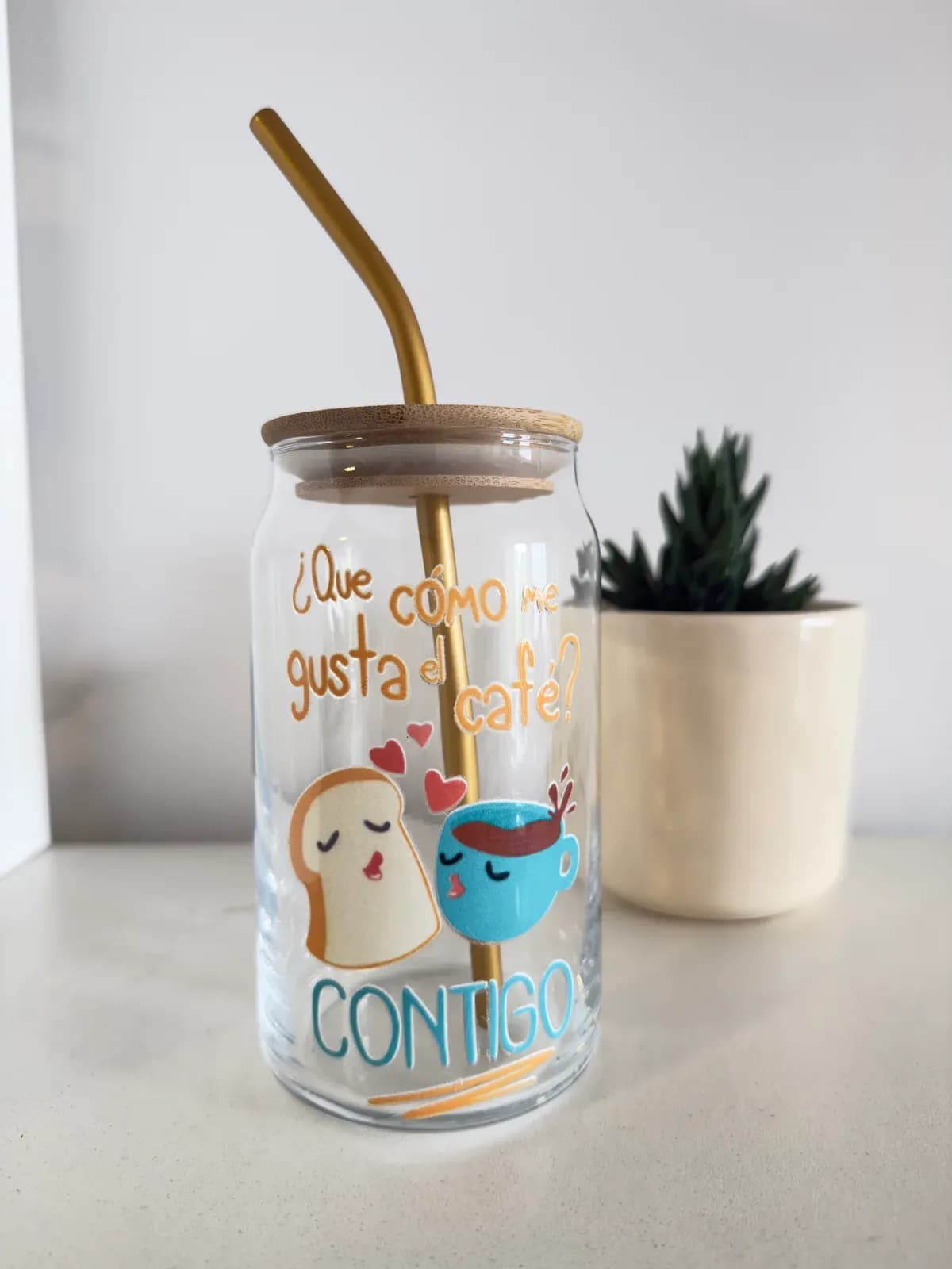 Vaso de vidrio ¿Qué cómo me gusta el café? Contigo, con tapa de bambú y sorbete dorado
