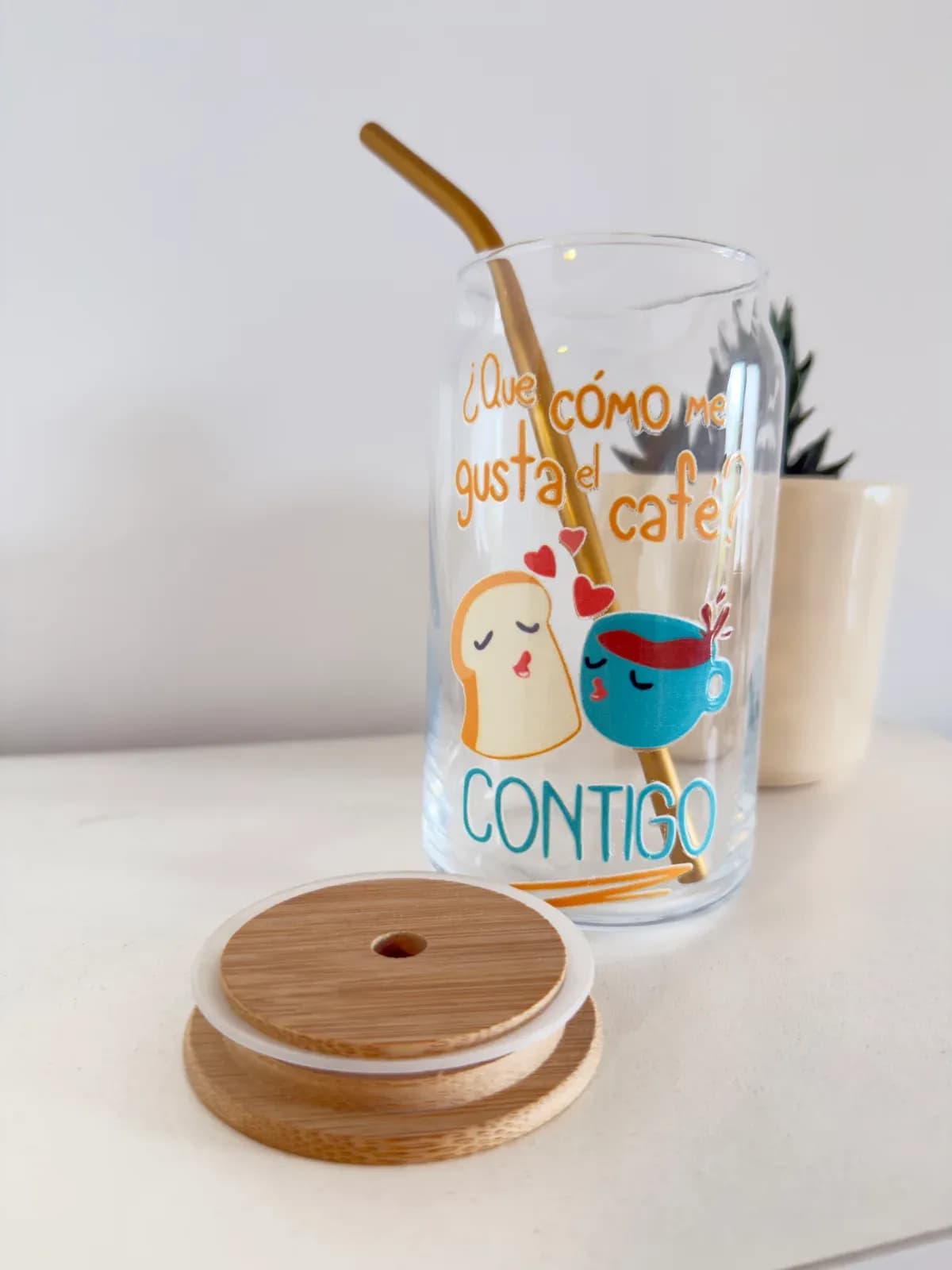 Vaso de vidrio ¿Qué cómo me gusta el café? Contigo, con la tapa de bambú al lado