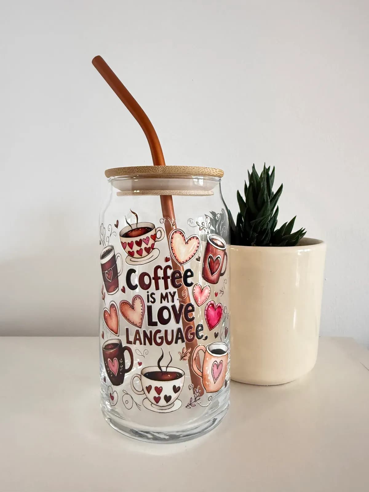 Vaso de vidrio Coffee is my love language, con tapa de bambú y sorbete
