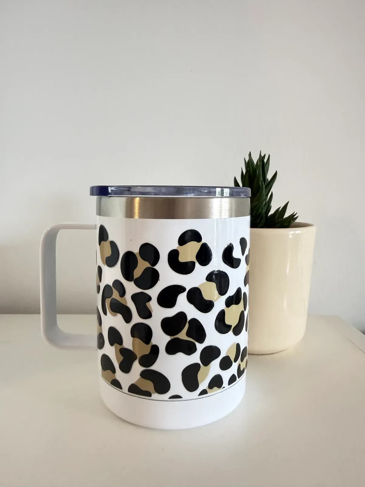 Taza de acero blanca con estampa de leopardo y tapa