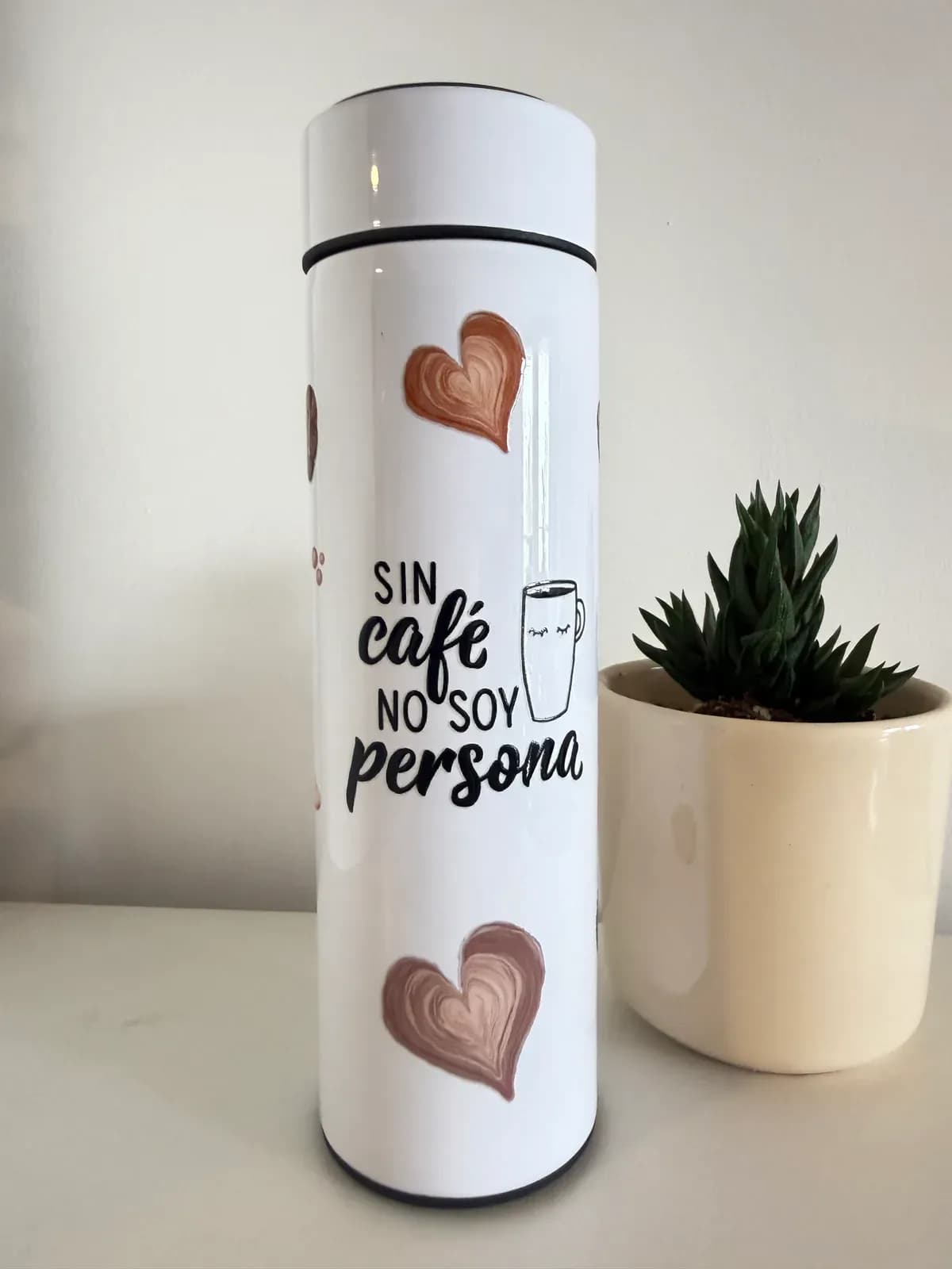 Termo blanco Sin café no soy persona, con corazones