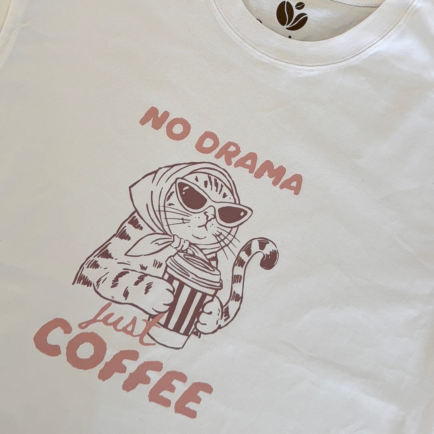 Remera blanca de algodon no drama just coffee