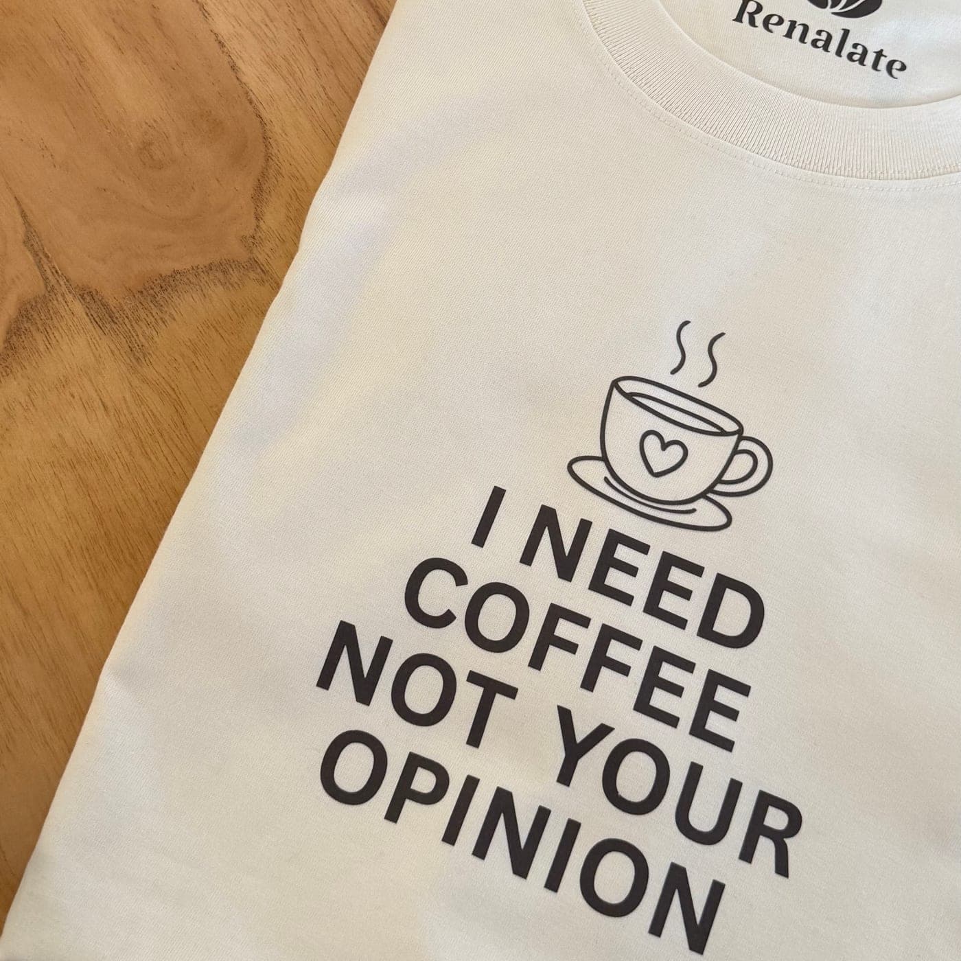 Lo dice todo y lo dice claro. Color crudo, estampa en negro con una taza minimalista.
