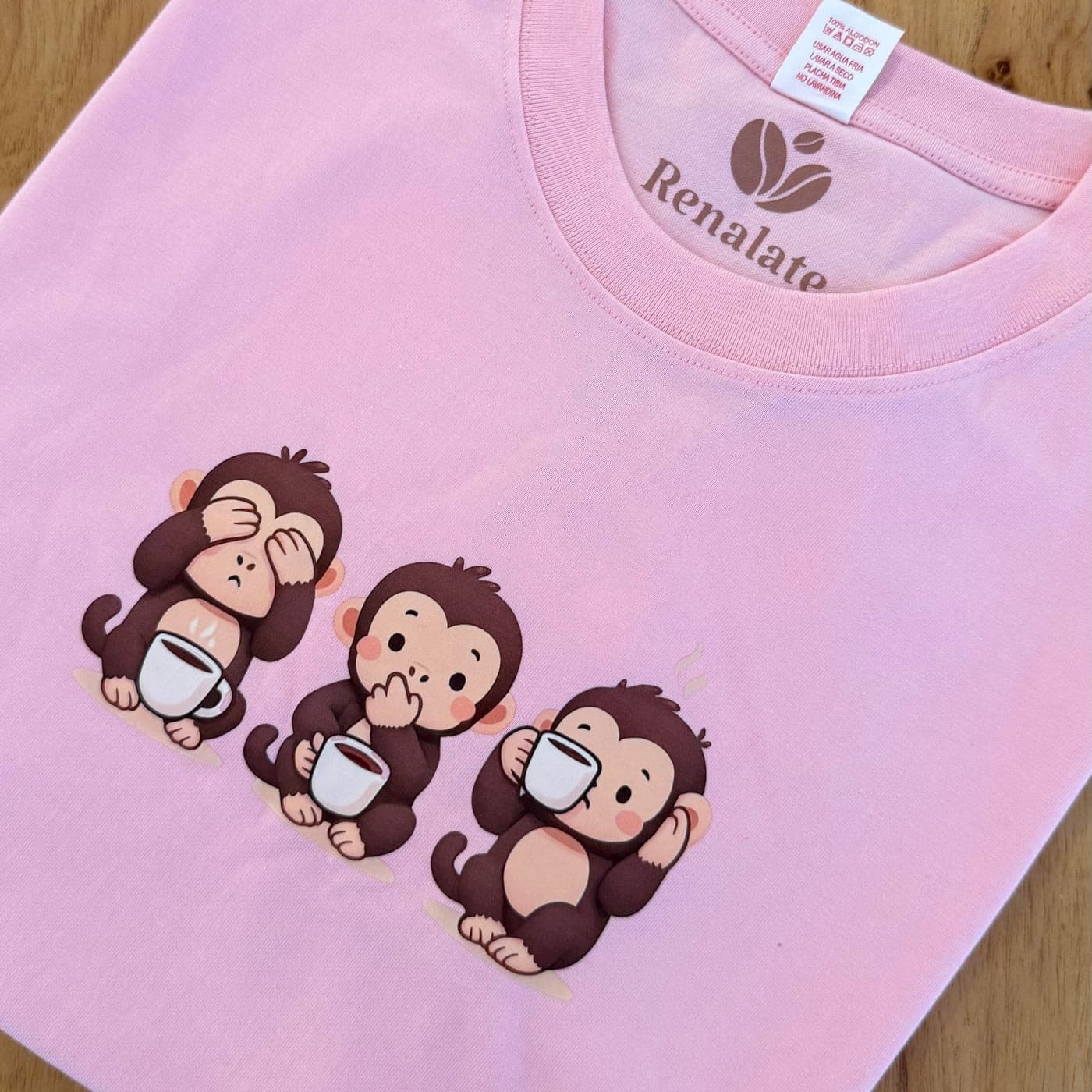 Los tres monos sabios, pero con taza. Color rosa, estampa a todo color.