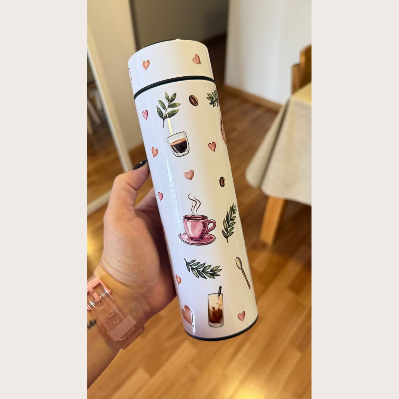 Termo de acero inoxidable con estampa de tazas, granos, hojas y corazones.